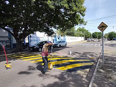 Mais de 50 placas de sinalização horizontal são implantadas em vias de Corumbá