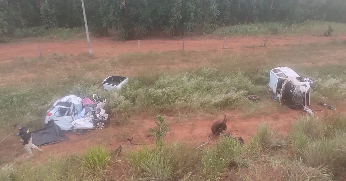 Colisão mata dois homens e uma mulher na BR 262
