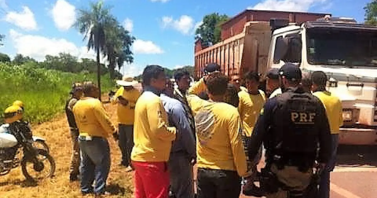 Mototaxistas fecham rodovia por mais fiscalização contra clandestinos