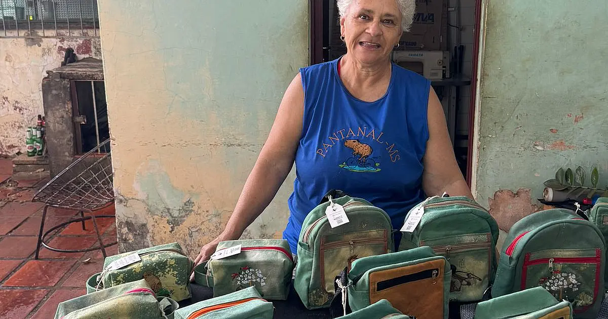 Artesã de MS cria moda sustentável a partir de malotes usados dos Correios