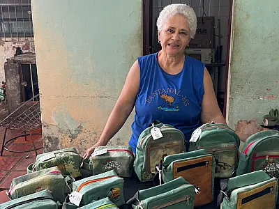 Artesã de MS cria moda sustentável a partir de malotes usados dos Correios