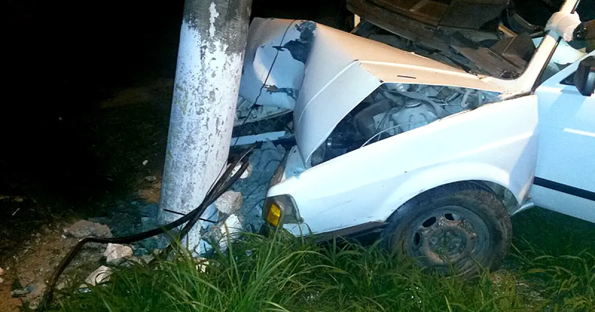 Motorista embriagado perde direção e bate em poste na Cyríaco de Toledo