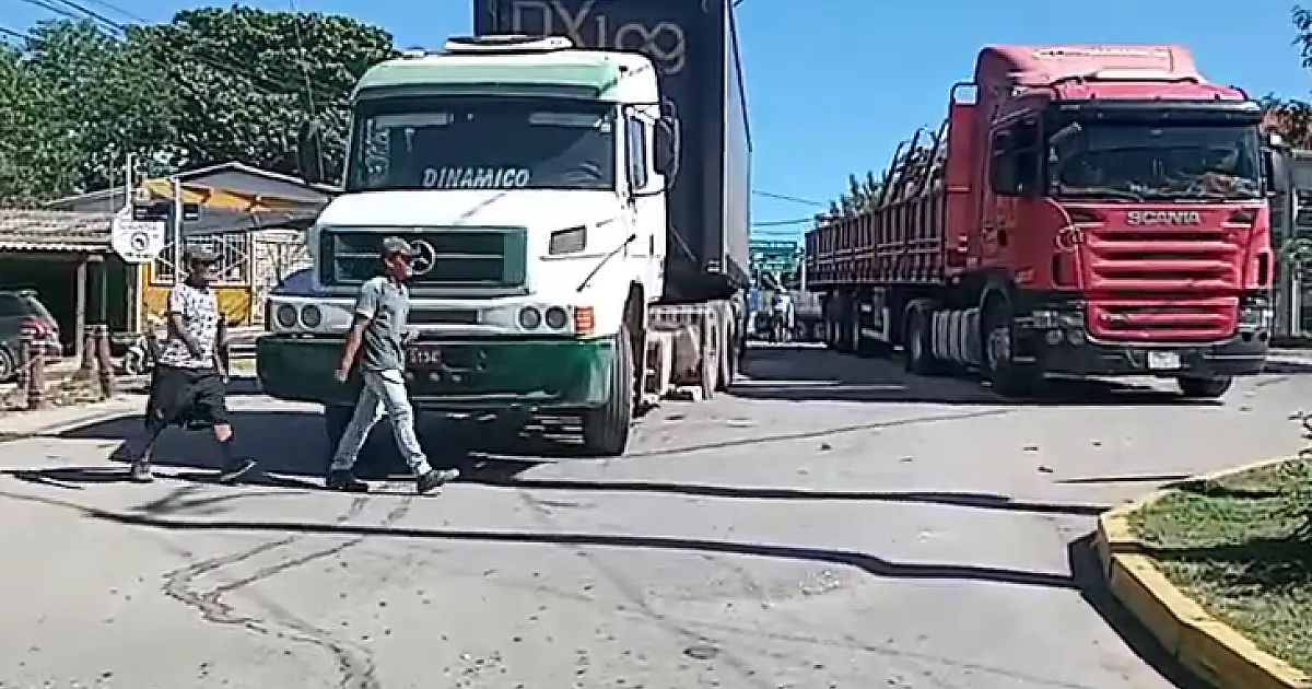Caminhoneiros do setor de cargas fecham fronteira com a Bolívia