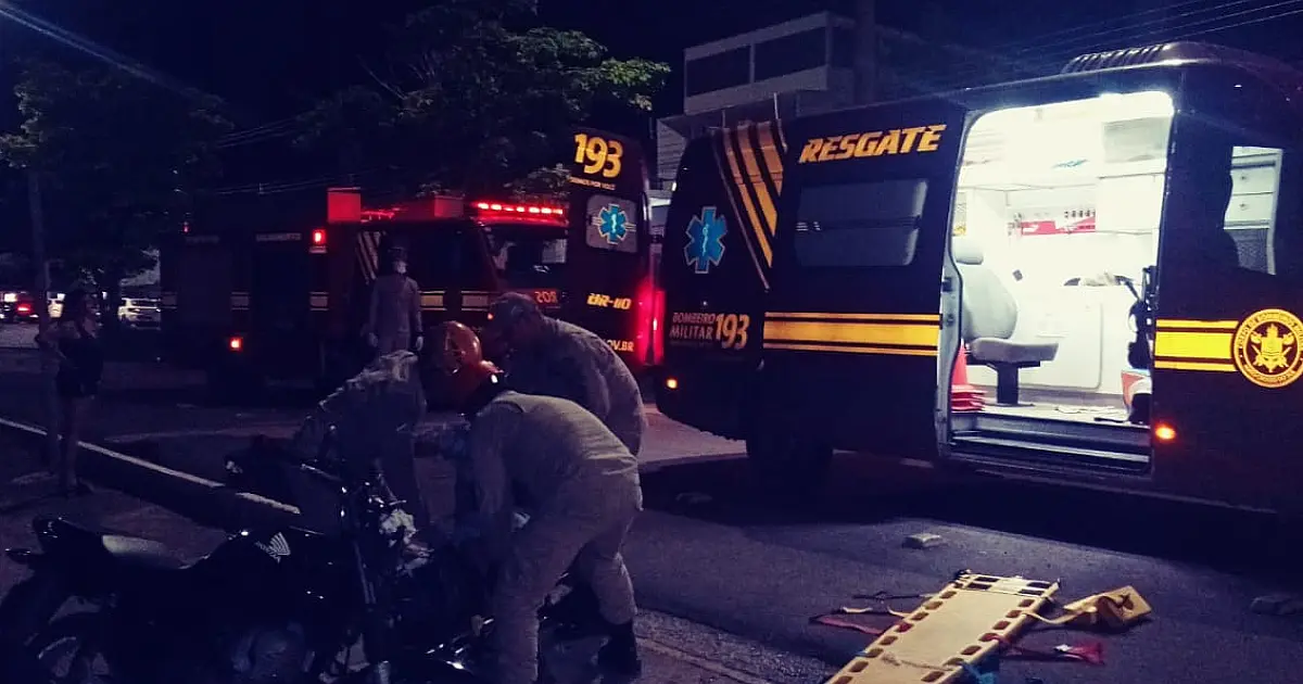 Motorista abandona condutor de moto ferido após colisão