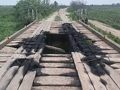 Ponte de madeira sobre a Vazante do Relógio será substituída por concreto em Corumbá