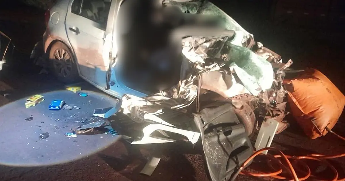 Colisão entre carro e carreta deixa três mortos na BR-262