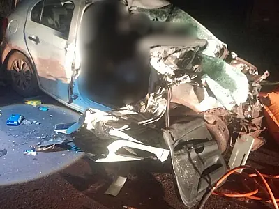 Colisão entre carro e carreta deixa três mortos na BR-262