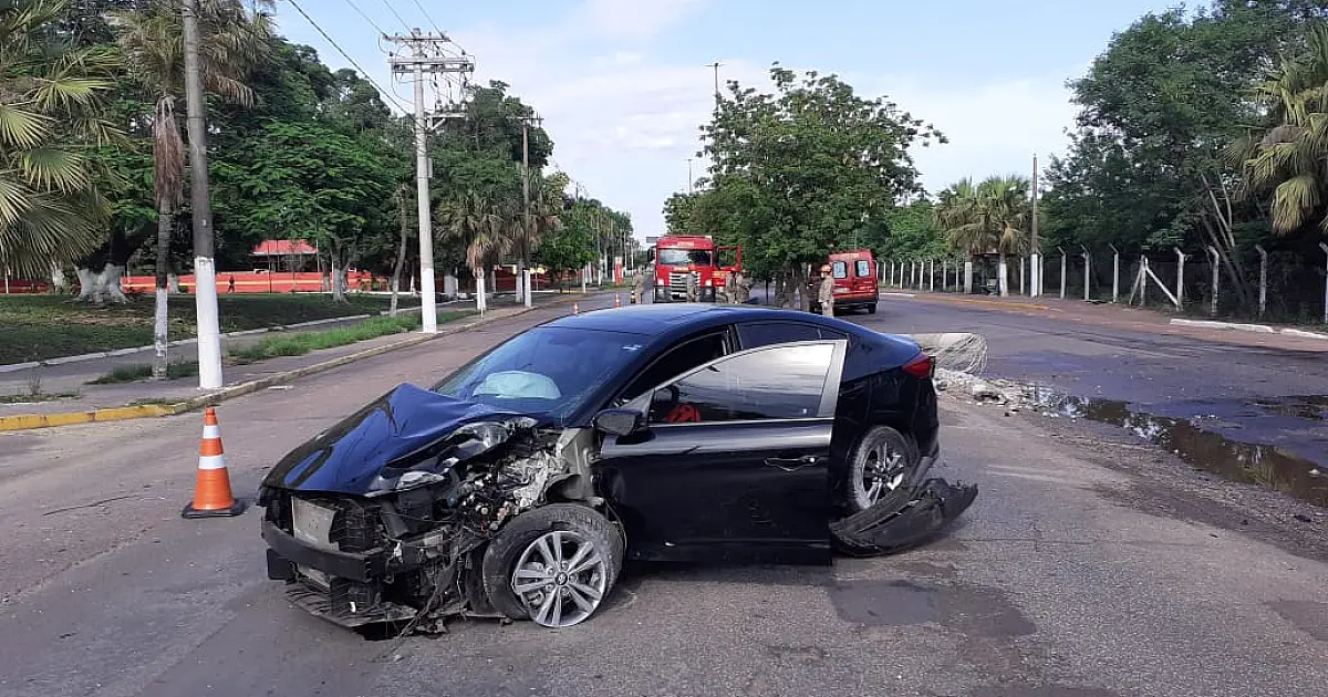 Motorista bate carro em poste e sai ileso na Avenida Rio Branco