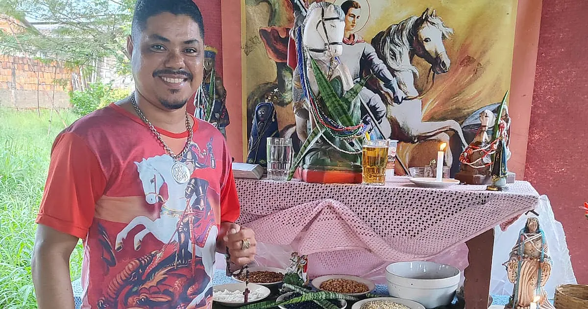 Devotos celebram o dia de São Jorge com oferendas e almoço à comunidade