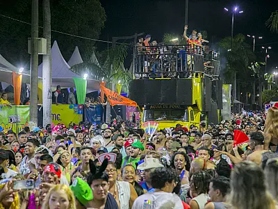 Cibalena arrasta multidão e abre as grandes noites do Carnaval de Corumbá 2026