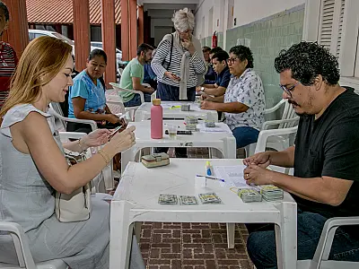 Prefeitura entrega carteiras de identidade emitidas em mutirão realizado em maio