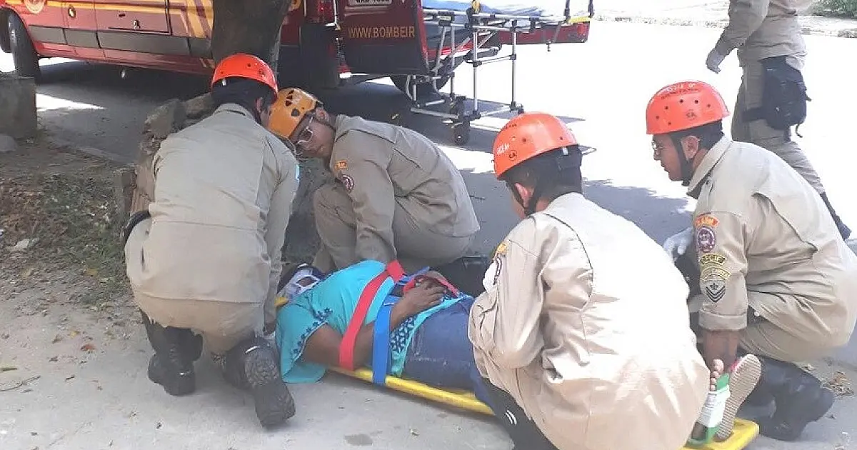 Condutor abre porta de carro e foge:  Mulher  fratura a perna gravemente