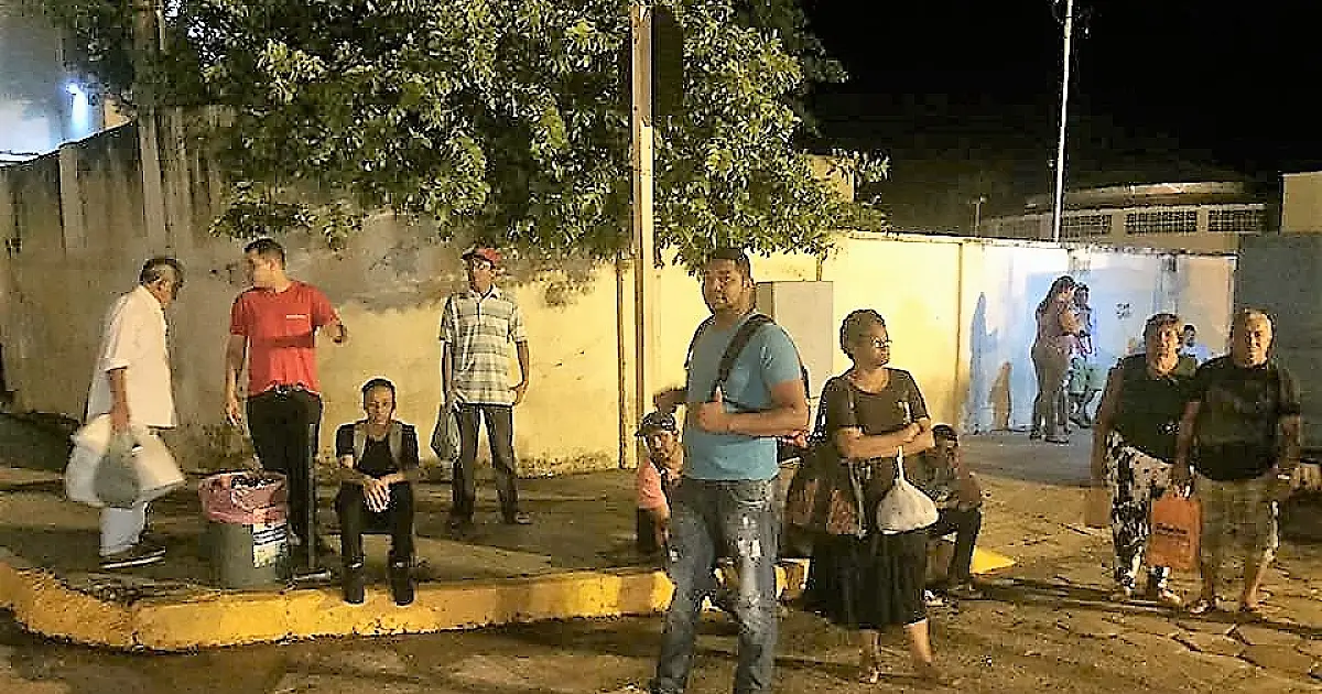 Passageiros ficam três horas na garoa esperando ônibus para Ladário