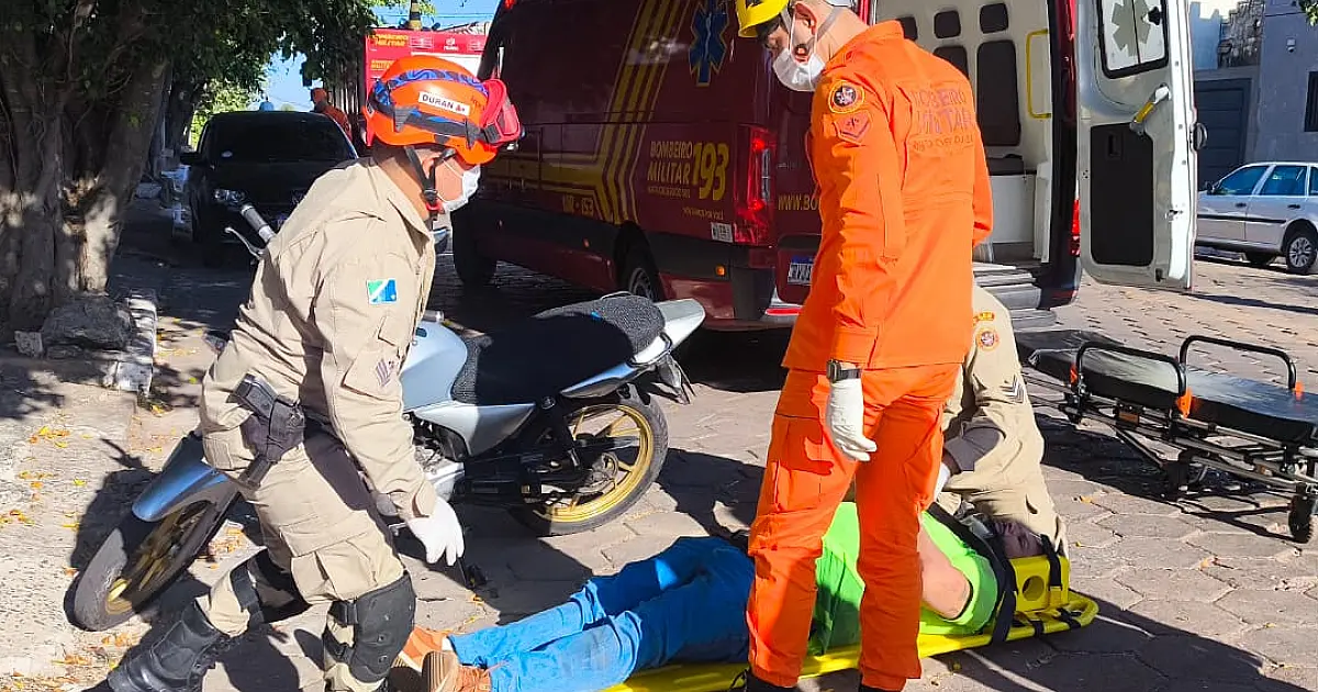 Motociclista sofre lesão em colisão com carro no centro