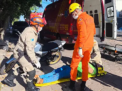 Motociclista sofre lesão em colisão com carro no centro