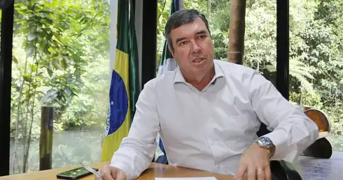 Riedel visita obras e assiste ao desfile de carnaval em Corumbá