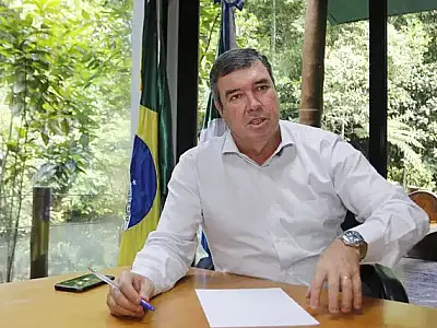 Riedel visita obras e assiste ao desfile de carnaval em Corumbá