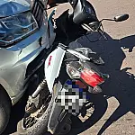 Colisão entre carro e moto deixa jovem ferida no bairro Maria Leite