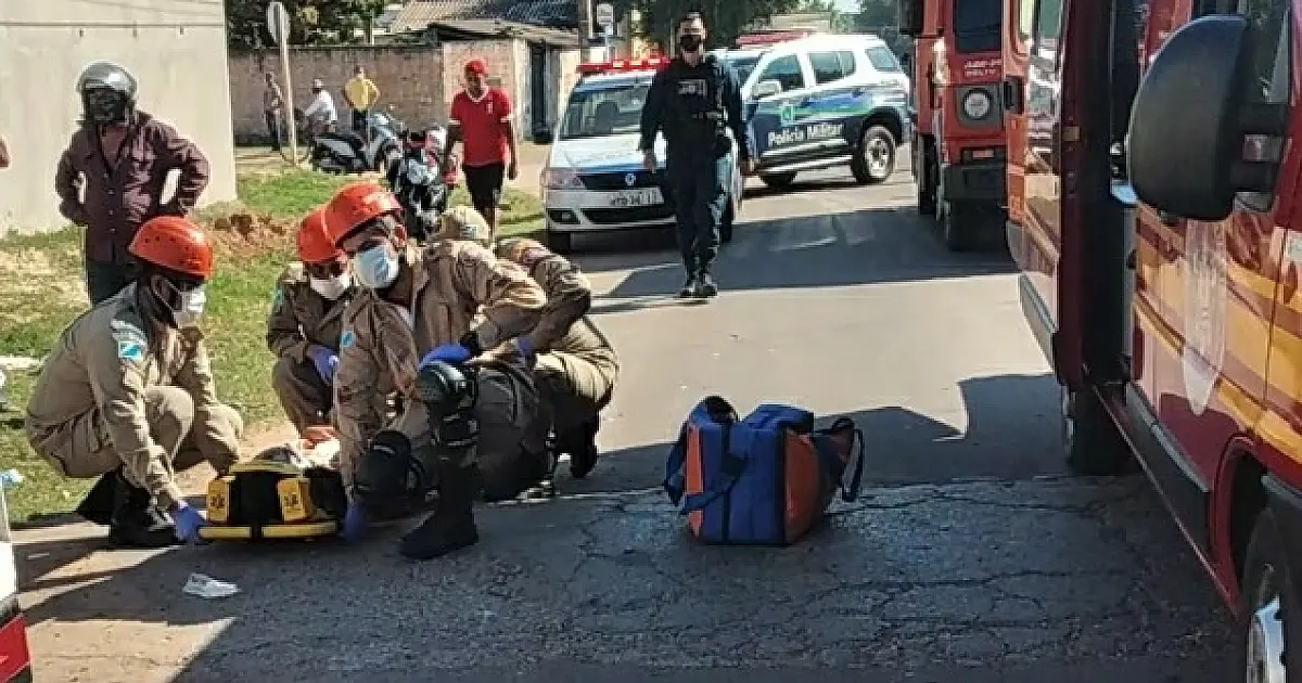 Motociclista fratura perna após colidir em caminhão
