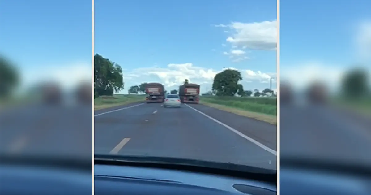 Carros de passeio disputam espaço com carretas na BR 262