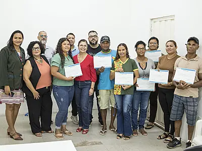 Comunidade quilombola de Corumbá recebe certificados do curso de hidroponia