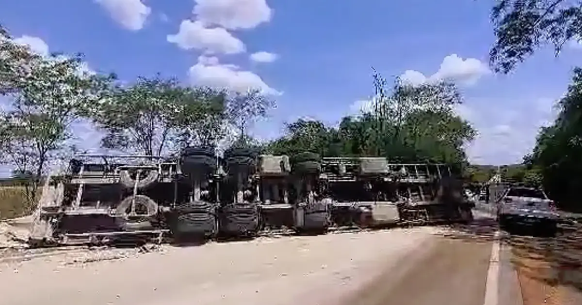 Condutor que tombou carreta de cimento na BR-262 é preso por embriaguez