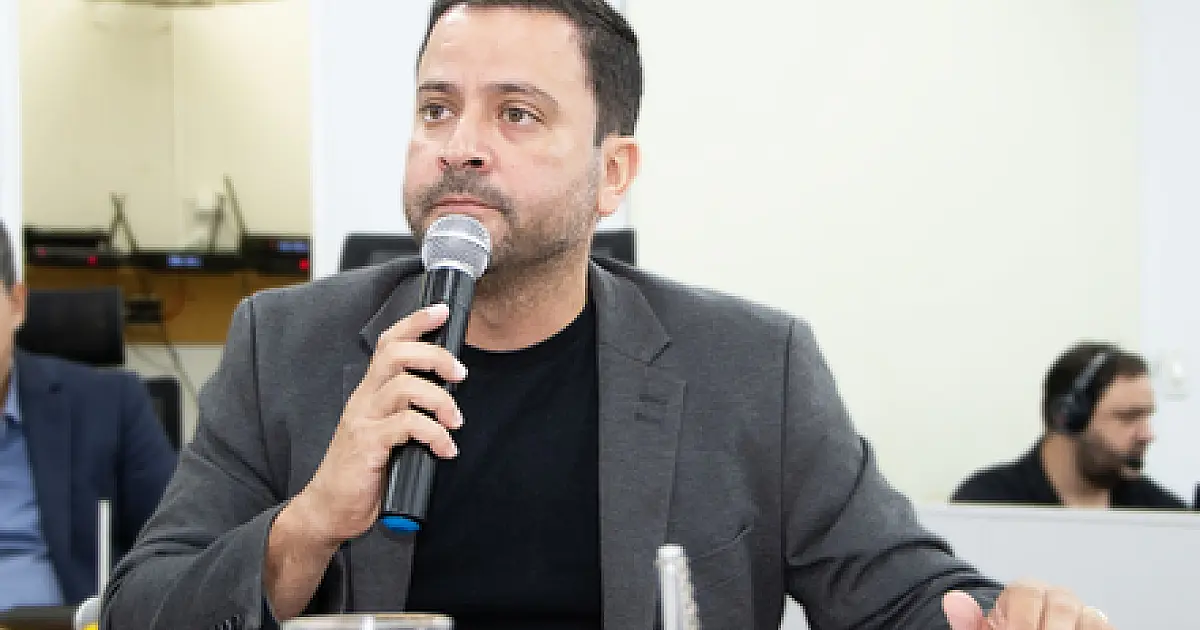 Elinho cobra solução para problema de energia em Porto Esperança