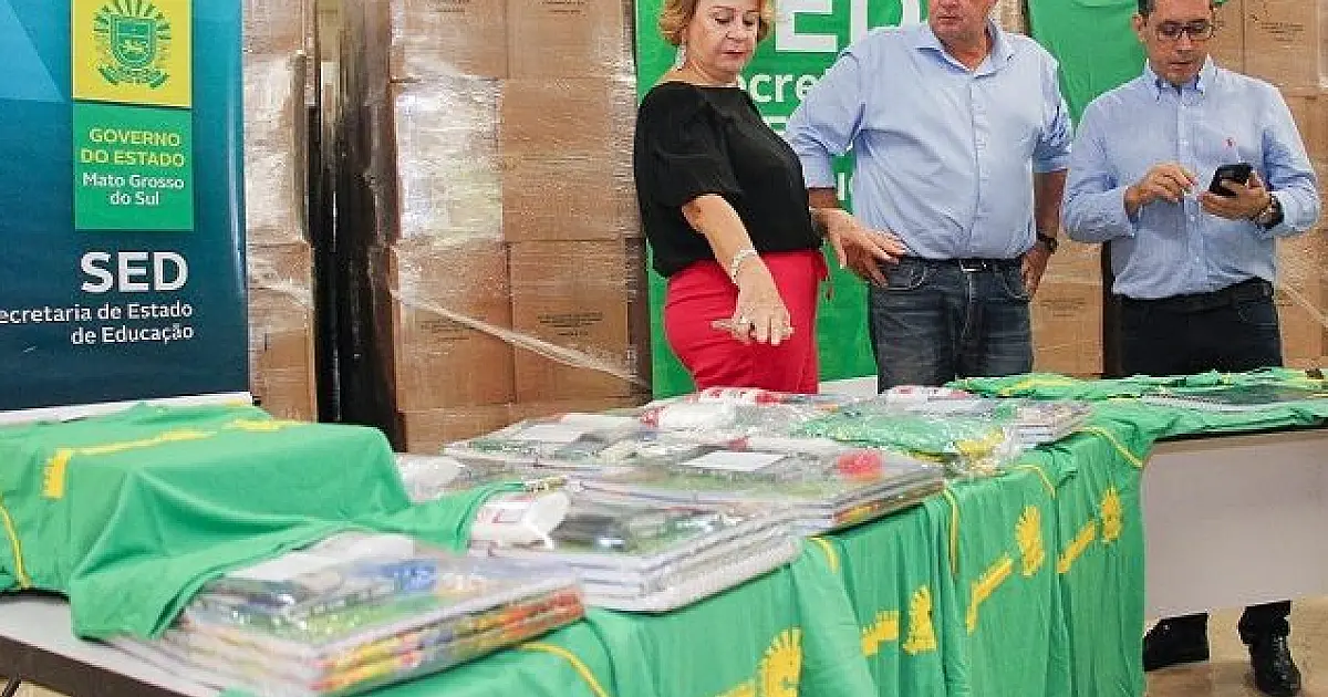 Volta às aulas da Rede Estadual tem entrega de kits escolares e uniformes
