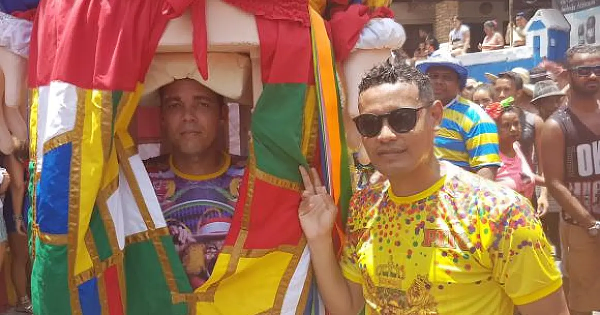 O esforço e dedicação de quem carrega os bonecos gigantes de Olinda