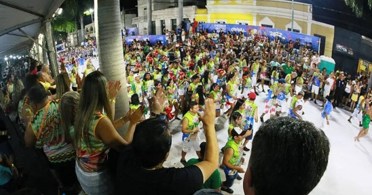 Mais de 6 mil foliões desfilam na Passarela do Samba com blocos oficiais