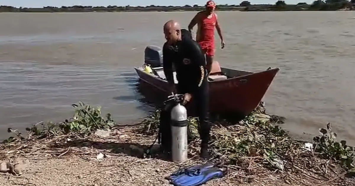 Mergulhadores buscam corpo de jovem afogado no rio Paraguai