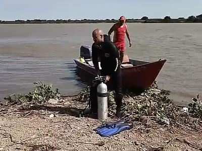 Mergulhadores buscam corpo de jovem afogado no rio Paraguai