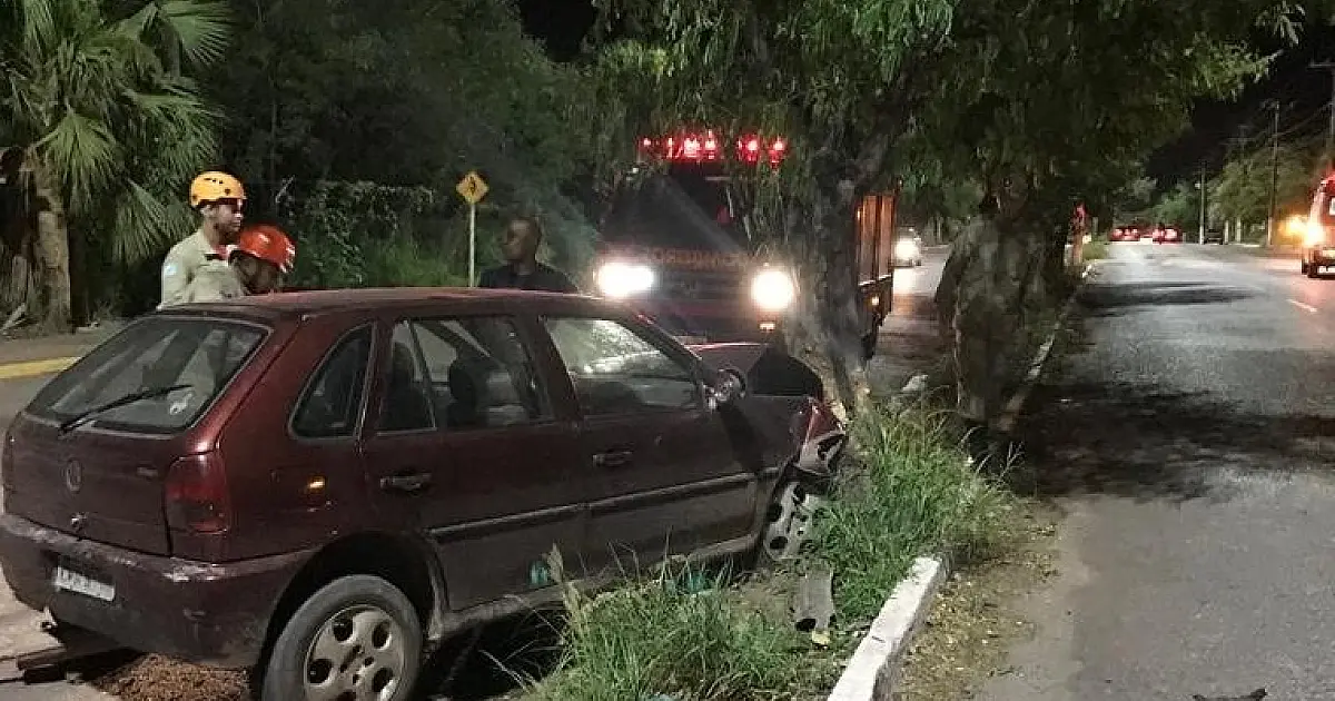 Homem tem traumatismo craniano ao bater carro em árvore