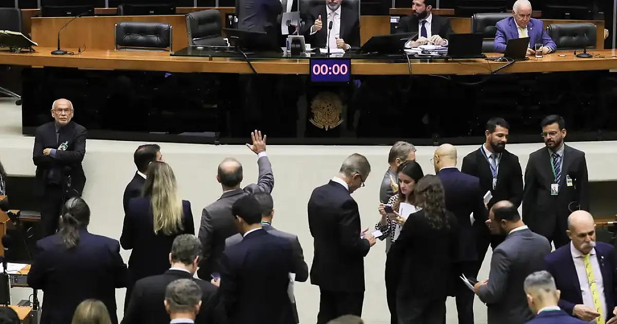 Câmara aprova urgência para corte de gastos e governo promete negociar