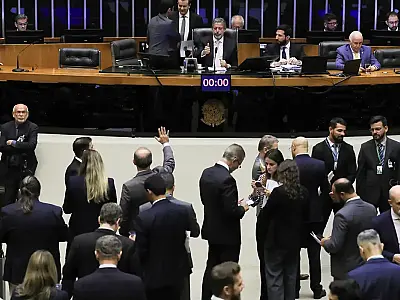 Câmara aprova urgência para corte de gastos e governo promete negociar