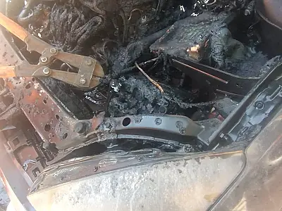 Carro pega fogo no bairro Maria Leite