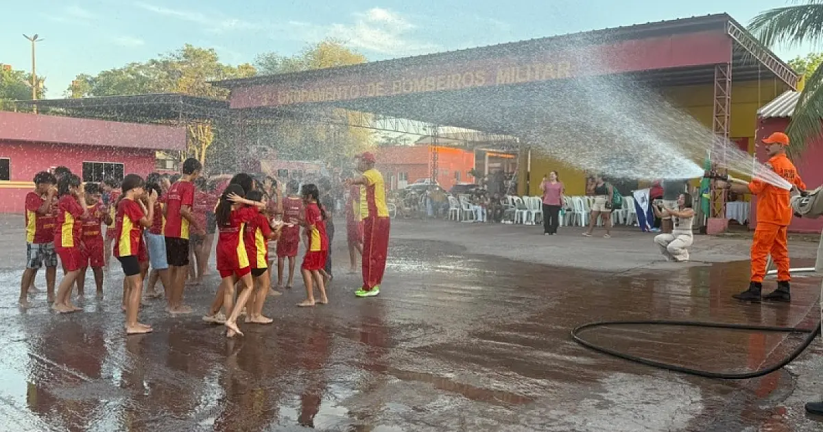 Banho de mangueira marca formatura do Projeto 'Bombeiro na Escola'