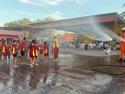 Banho de mangueira marca formatura do Projeto 'Bombeiro na Escola'