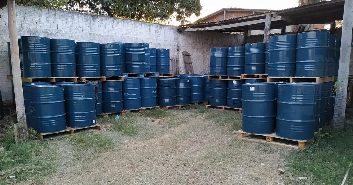 Mais de 20 mil litros de produto utilizado no refino de cocaína é apreendido em Corumbá