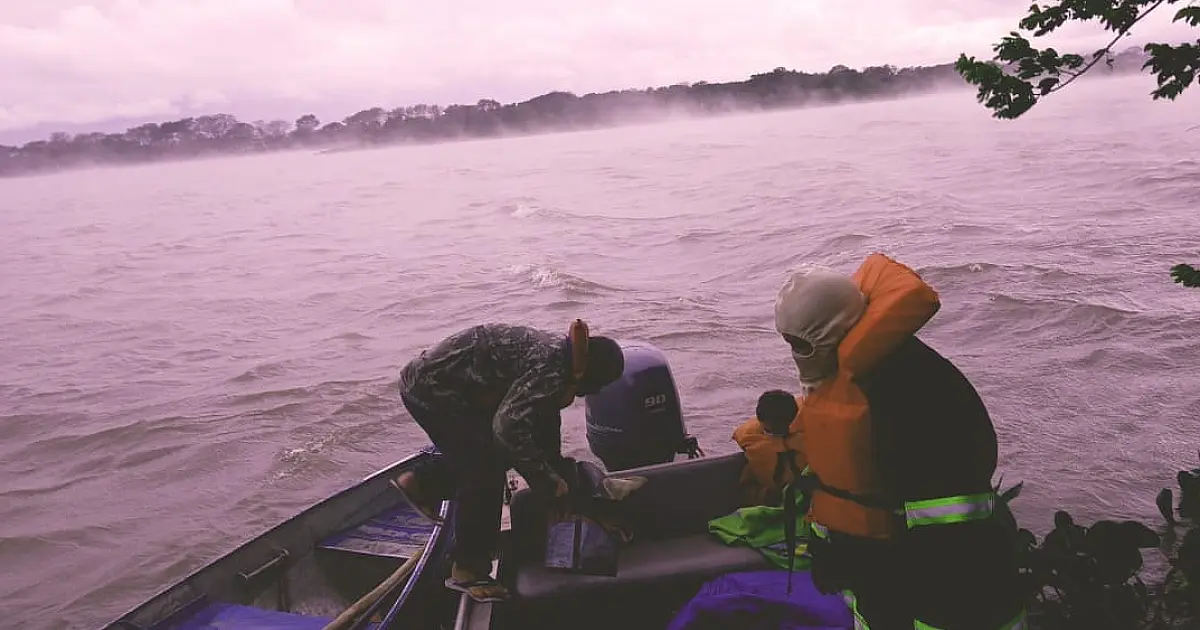 Pai e filho são resgatados à deriva no rio Paraguai