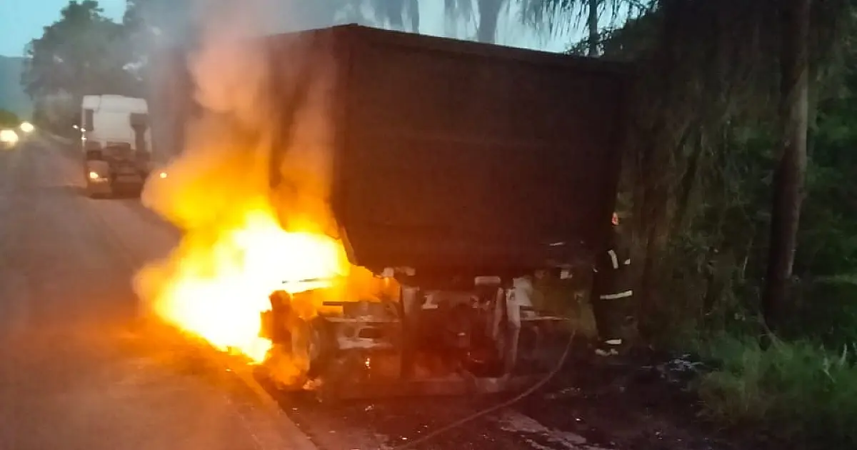 Carreta carregada com minério pega fogo na BR 262