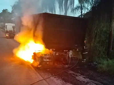Carreta carregada com minério pega fogo na BR 262