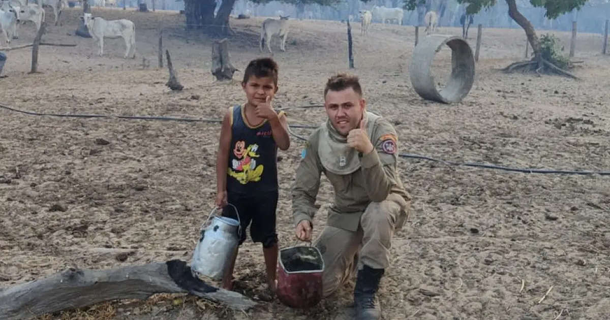 Criança emociona ao ajudar Bombeiros com baldes água em incêndio no Paiaguás