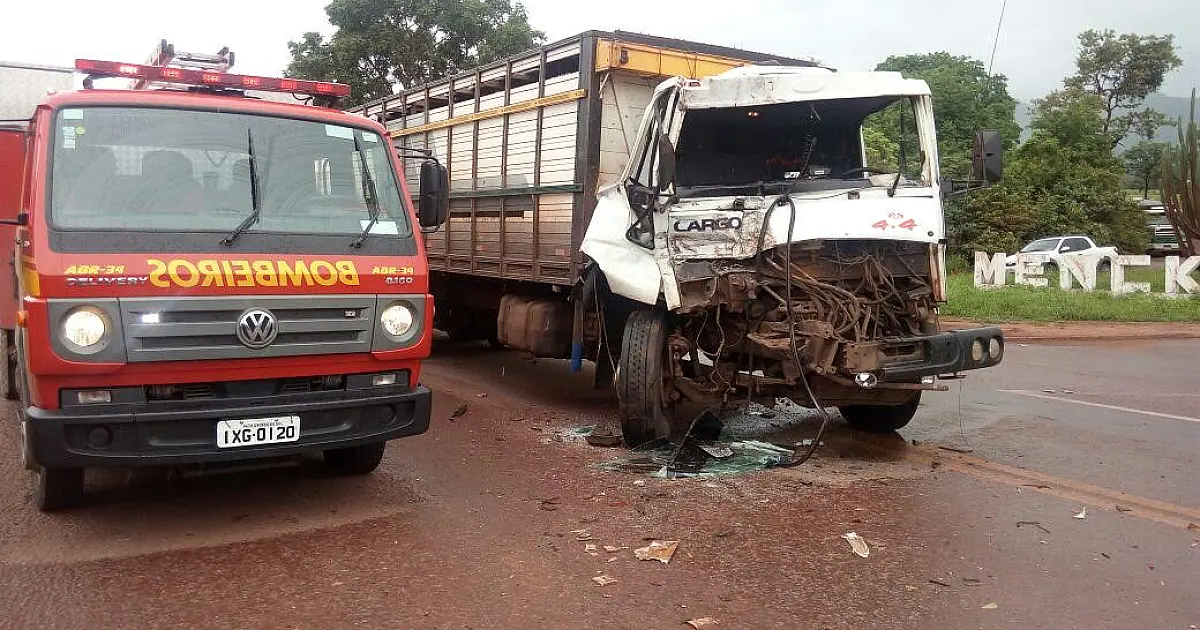 Colisão entre caminhões deixa adolescente preso às ferragens
