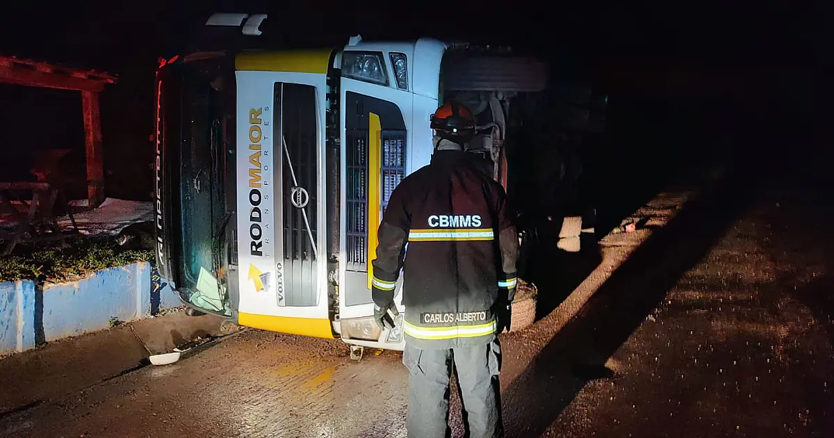 Motorista sai ileso de carreta tombada na Agesa