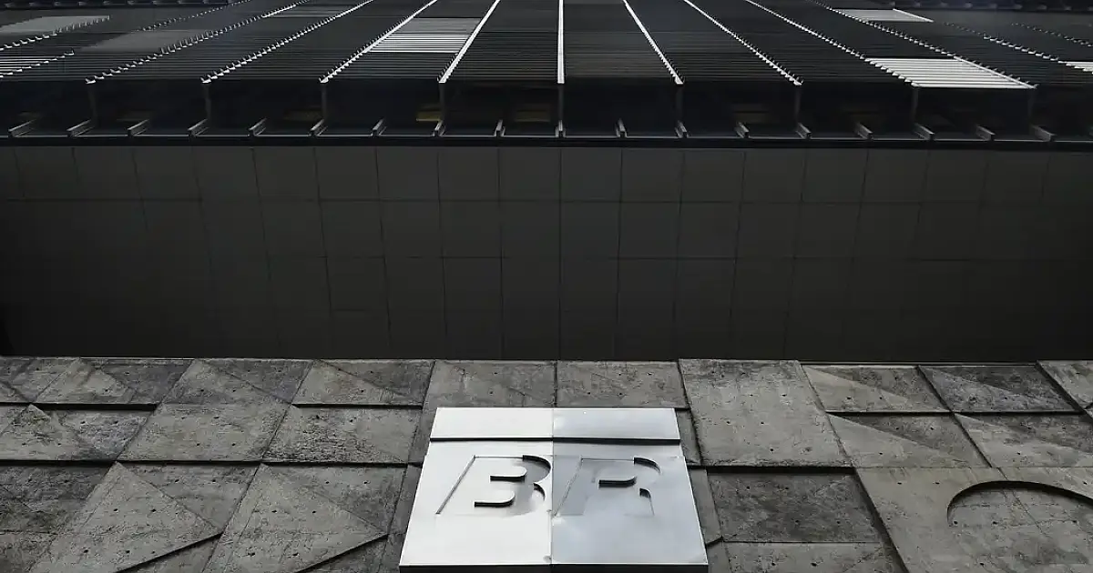 Petrobras reduz preço da gasolina em 5,2% a partir desta terça