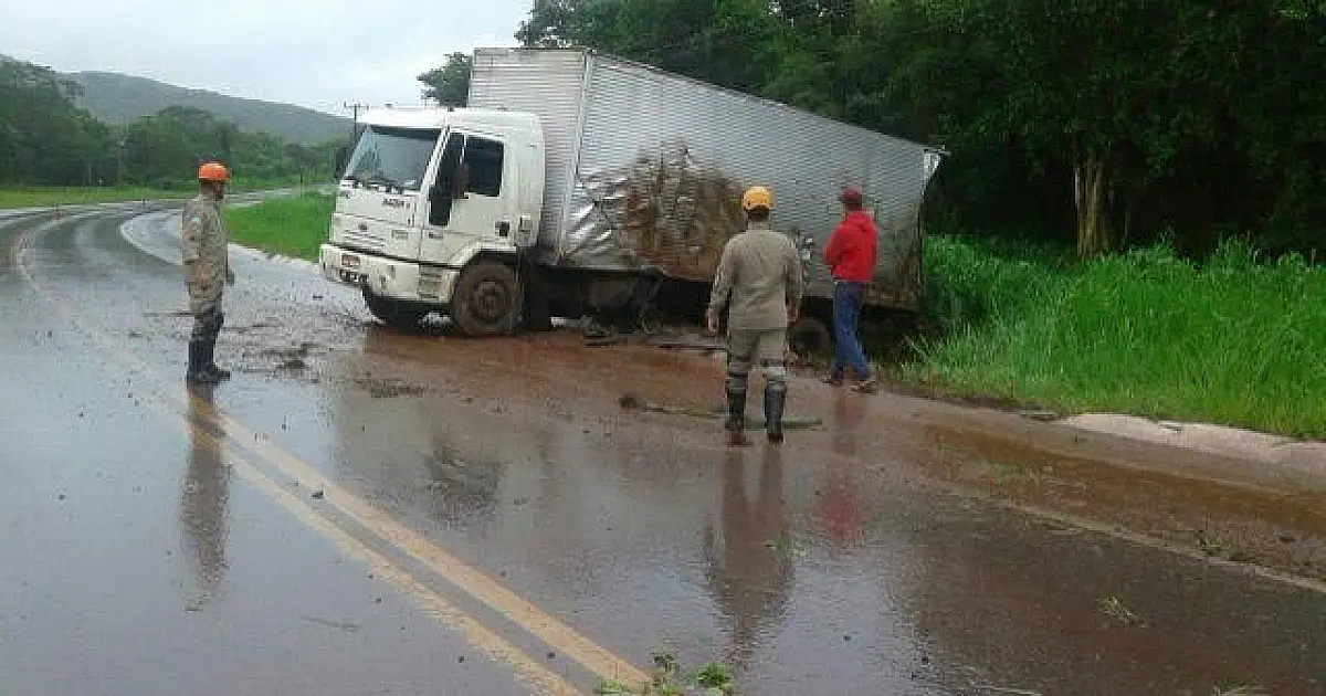 Caminhão baú vindo de Campo Grande capota na BR 262