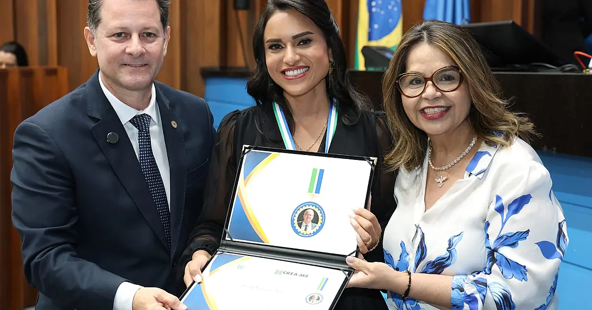 Secretária Jossiely Godoi é homenageada com a mais alta honraria do Crea-MS na Assembleia