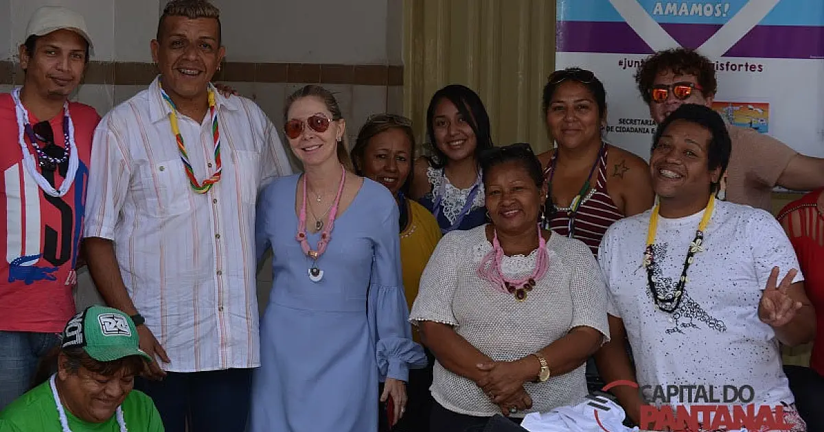 Secretaria LGBT faz oficina de customização