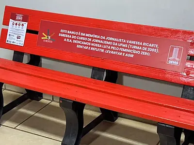 UFMS instala “Banco Vermelho” em memória da jornalista Vanessa Ricarte